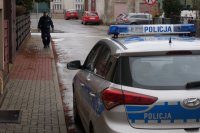 Na zdjęciu policjant w mundurze patrolujący ulice szkolną w Lublińcu.