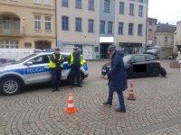 Na zdjęciu policjanci na rynku w Lublińcu w trakcie imprezy Kobieta Wulkan.