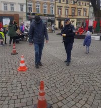 Na zdjęciu policjantka w mundurze w czasie przedsięwzięcia na rynku w Lublińcu.