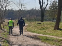 Na zdjęciu wpólny patrol policjanta z żołnierzem WOTu.