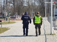 Na zdjęciu wspólne patrole żołnierzy WOT z policjantami na terenie Lublińca.