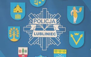 na zdjęciu logo  Policji lublinieckiej z herbami gmin powiatu lublinieckiego.