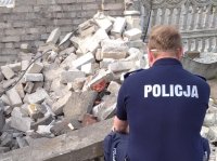 Na zdjęciu policjant w czasie czynności na miejscu znalezienia amunicji i granatu w Lublińcu.