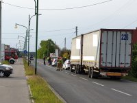 Na zdjęciu miejsce wypadku na ulicy Oleskiej w Lublińcu, widoczni policjanci i strażacy w trakcie czynności na drodze.