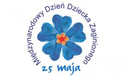 Na zdjęciu logo Międzynarodowego Dnia Dziecka Zaginionego , kwiat w kolorze niebieskim z napisem umieszczonym wokoło.