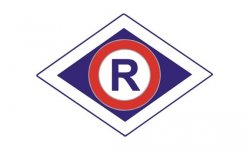 Na zdjęciu symbol wydziału ruchu drogowego , duża litera R wpisana w romb.