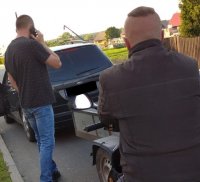 Na zdjęciu zatrzymany nietrzeźwy kierujący motorowerem .