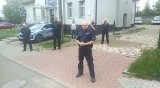 Na zdjęciu policjanci stojący przed Komisariatem w Woźnikach.