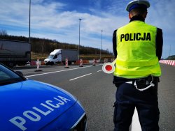 Na zdjęci policjant prowadzący kontrole ruchu na drodze.