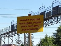 Na zdjęciu tablica z napisem: Przejście przez tory zabronione.