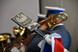 Na zdjęciu policjant z instrumentem.