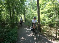 Policyjny patrol rowerowy na leśnej ścieżce rowerowej do Kokotka.