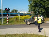 Na zdjęciu policjanci i funkcjonariusze Służby Ochrony Kolei w czasie wspólnych działań w Rusinowicach.