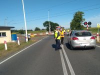 Na zdjęciu policjant , funkcjonariusz SOK i pracownica Polskich Lini Kolejowych w trakcie akcji &quot;Bezpieczny Szlaban&quot; w Lisowicach.