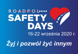 Na zdjęciu plansza z napisem w języku angielskim Road Safety Days , co oznacza Dni Bezpiecznej Drogi oraz dopisek Żyj i pozwól żyć innym.