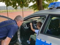 Na zdjęciu policjant w mundurze w czasie pokazu policyjnego sprzętu w Lubecku.