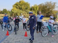 Na zdjęciu policjant w tracie egzaminu na kartę rowerową.