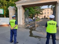 Na zdjęciu policjanci zabezpieczają wjazd na teren szkoły gdzie doszło do pożaru.