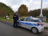 Na zdjęciu policjant w mundurze patroluje rejon Krzyża Milenijnego w Lublińcu.