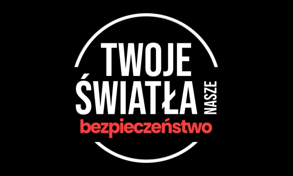 Na zdjęciu plakat promujący akcję Twoje światła - Nasze bezpieczeństwo&quot; z takim samym napisem.