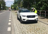 Na zdjęciu policjant w czasie kontroli pojazdu w rejonie przejścia dla pieszych.