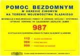 Na zdjęciu plakat z numerami telefonów dla osób bezdomnych