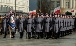 Na zdjęciu kompania reprezentacyjna Policji w czasie uroczyśtosci.