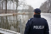 Na zdjęciu dzielnicowy sierżant sztabowy Tomasz Anioł w czasie obchodu zbiornika wodnego .