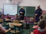 Na zdjęciu policjanci w trakcie spotkania z uczniami w Szkole Podstawowej w Herbach.