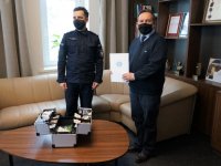 Na zdjęciu Komendant Powiatowy Policji w Lublińcu mł.insp. Dariusz Kiedrzyn wraz z Burmistrzem Miasta Lubliniec Edwardem Maniurą w trakcie przekazania walizki profilaktycznej.