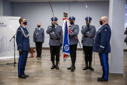 Na zdjęciu nowy odchodzący Komendant Wojewódzki Policji w Katowicach nadinsp.dr. Krzysztof Justyński przekazuje dowodzenie garnizonem śląskiej Policji insp. Romanowi Rabsztynowi.