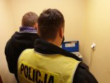 Na zdjęciu policjant z zatrzymanym kierującym w trakcie badania trzeźwości.