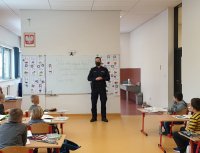 Na zdjęciu policjant w trakcie prelekcji dla dzieci w Szkole Podstawowej w Koszęcinie.