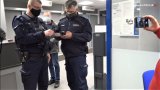 Na zdjęciu policjanci w mundurach w trakcie czynności służbowych.