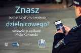 Na zdjęciu policjant w mundurze trzymający telefon komórkowy.