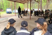 Na zdjęciu policjantka w trakcie prelekcji w Kokotku.