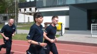 Na zdjęciu policjanci biegnący na stadionie.