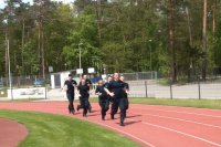 Na zdjęciu policjanci w trakcie chellengu &quot;Kilometr dla Moniki.