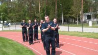 Na zdjęciu policjanci po biegu , bija brawo dla Moniki.