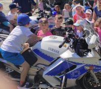 Na zdjęciu dzieci siedzące na policyjnych motocyklach w trakcie spotkania z policjantami w przedszkolu numer 6 w Lublińcu.