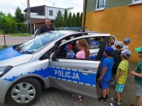 Na zdjęciu policjanci w trakcie pokazu sprzętu w przedszkolu w Lublińcu.