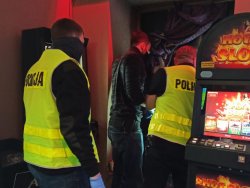 Na zdjęciu policjanci w trakcie likwidacji nielegalnego salonu gier.