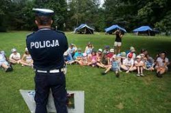 Na zdjęciu policjant w czasie spotkania z dziećmi i młodzieżą.