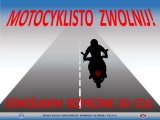 Na zdjęciu plakat przedstawiający motocyklistę na drodze.