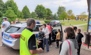 Na zdjęciu policjant w kamizelce odblaskowej w czasie spotkania w Rusinowicach.