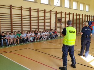 Na zdjęciu policjanci w trakcie prelekcji na sali gimnastycznej.