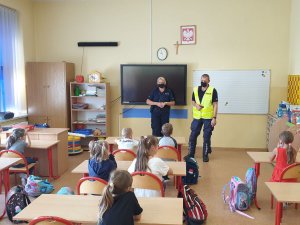 Na zdjęciu policjanci w trakcie prelekcji profilaktycznej w klasie pierwszej szkoły w Sadowie.