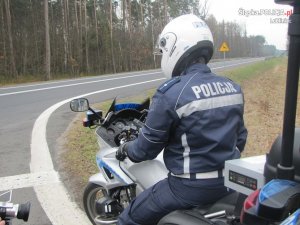 Na zdjęciu policjant pełniący służbę na motocyklu.