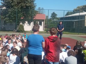 Na zdjęciu policjant w trakcie spotkania z dziećmi w Kochanowicach.