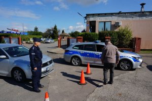 Na zdjęciu kierowca pokonuje tor przeszkód w specjalnych alkogoglach.